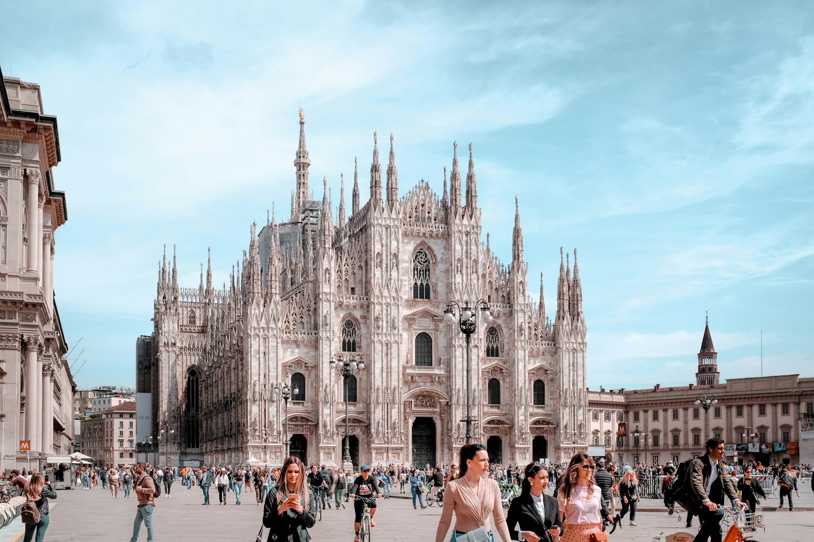 Famiglia fotografata in una corte milanese